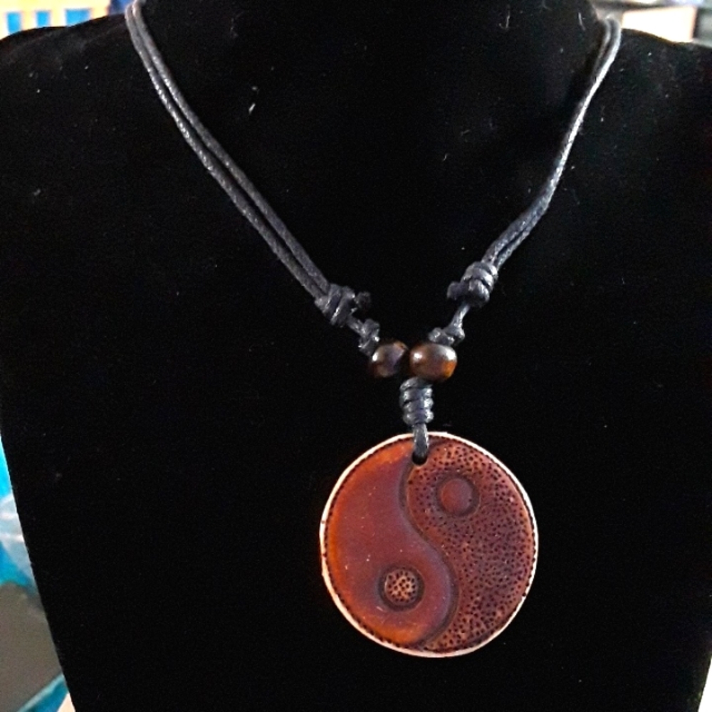 YING YANG NECKLACE WITH ADJUSTABLE CORD NEW
